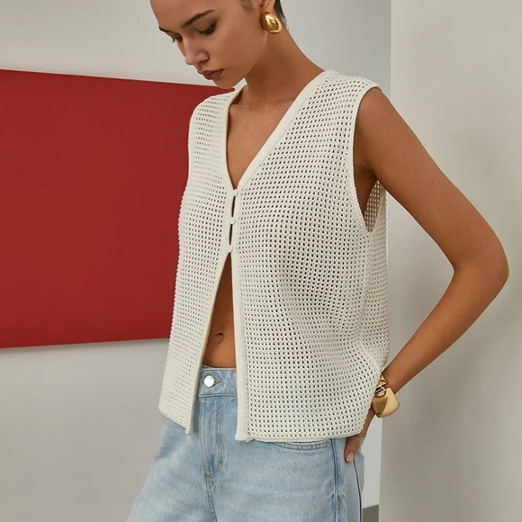 Hollow Sleeveless Knit Cardigan - Picture 3 of 3